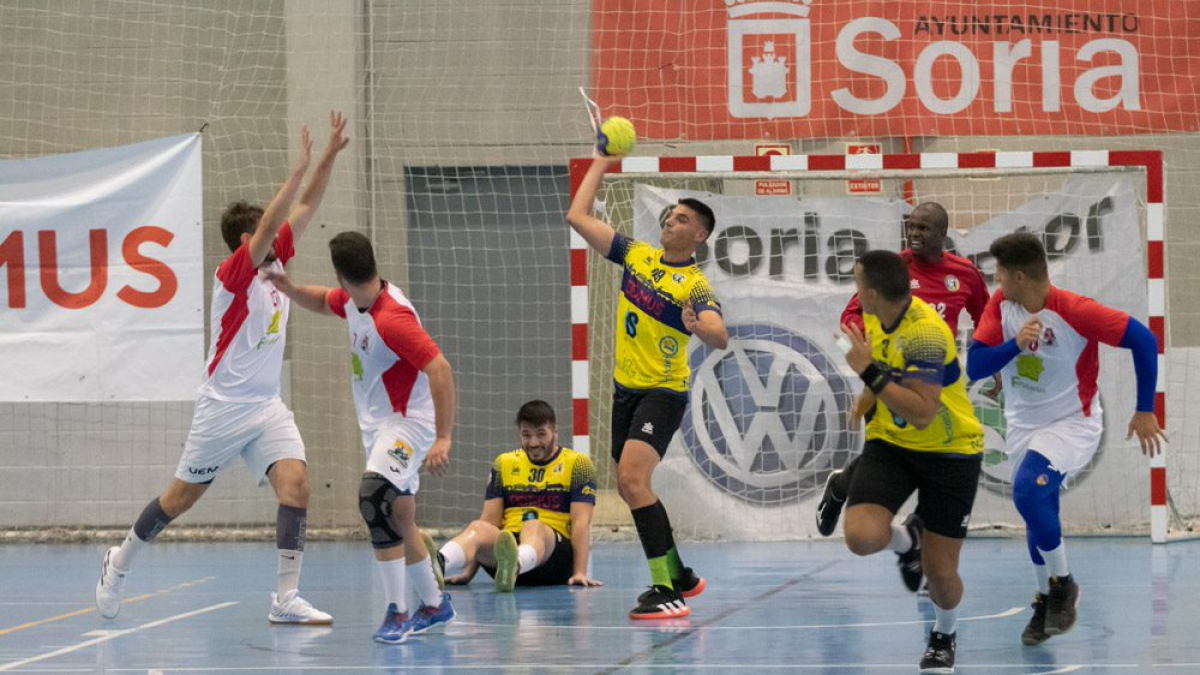 El BM Soria supo sufrir para ganar en Santoña.
