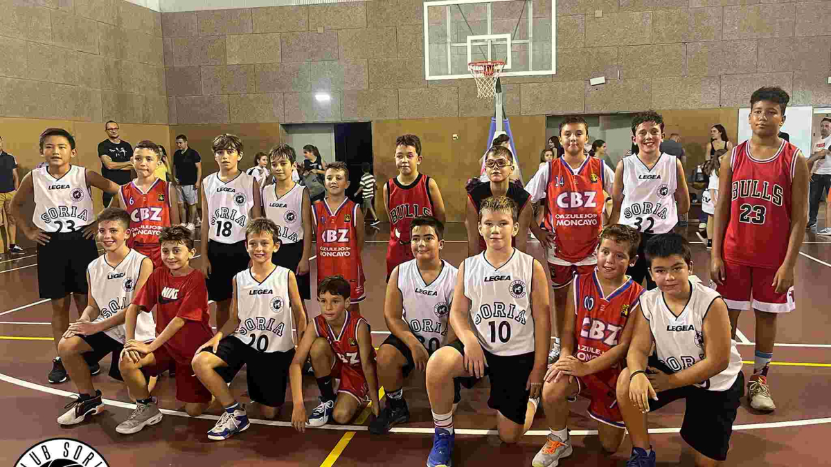 Los alevines del Club Soria Baloncesto posan junto a los del Azulejos Moncayo.