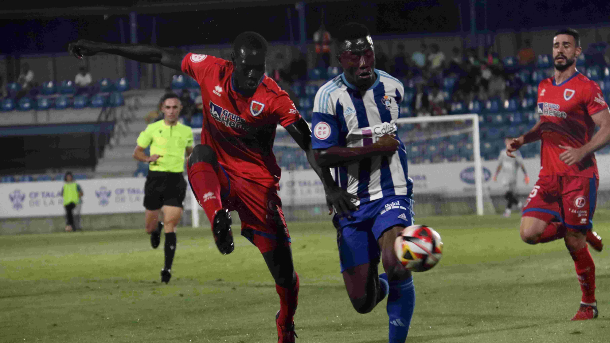Moustapha en un lance del partido ante el conjunto talaverano.