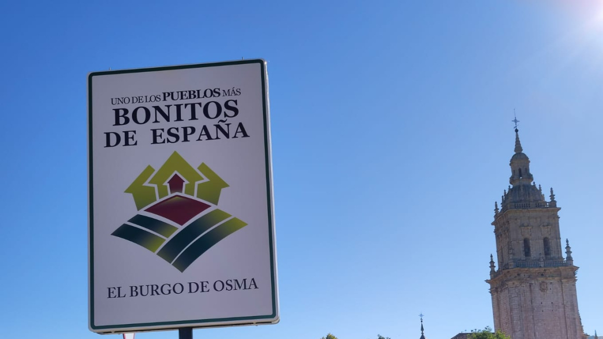 Cartel indicador de El Burgo como Pueblo más Bonito de España.