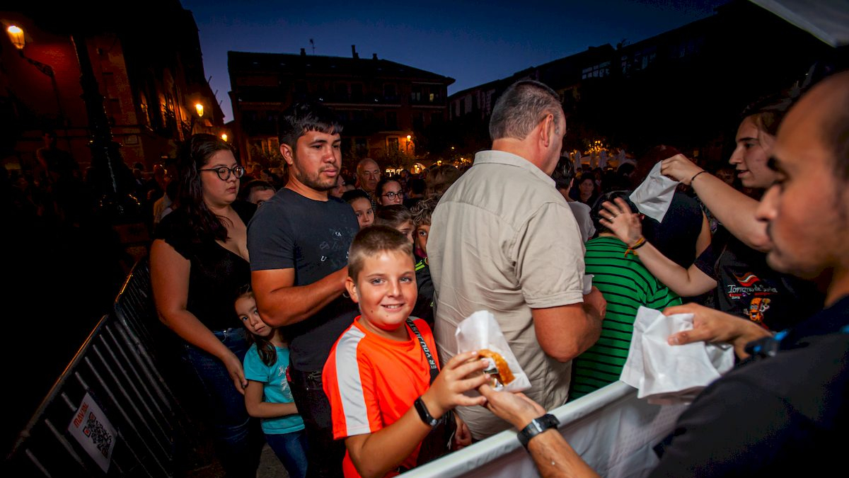La Plaza Mayor abarrotada para disfrutar de los torreznos