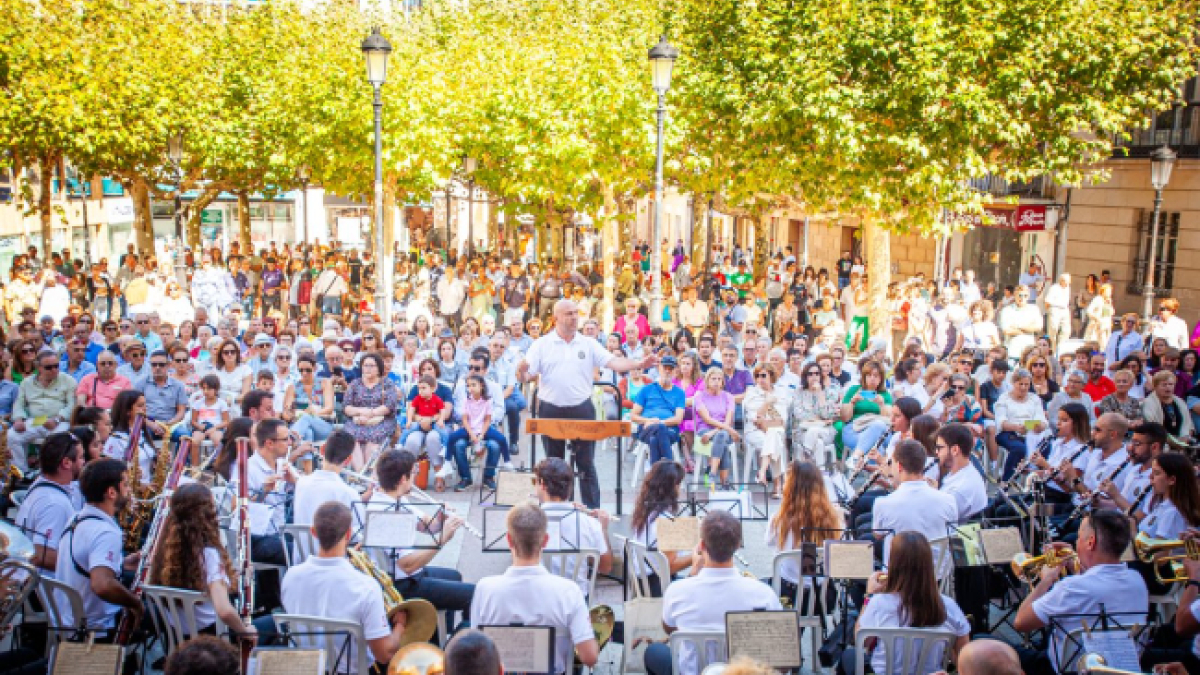Concierto de pasadobles en la plaza de las Mujeres con un tiempo excepcional.