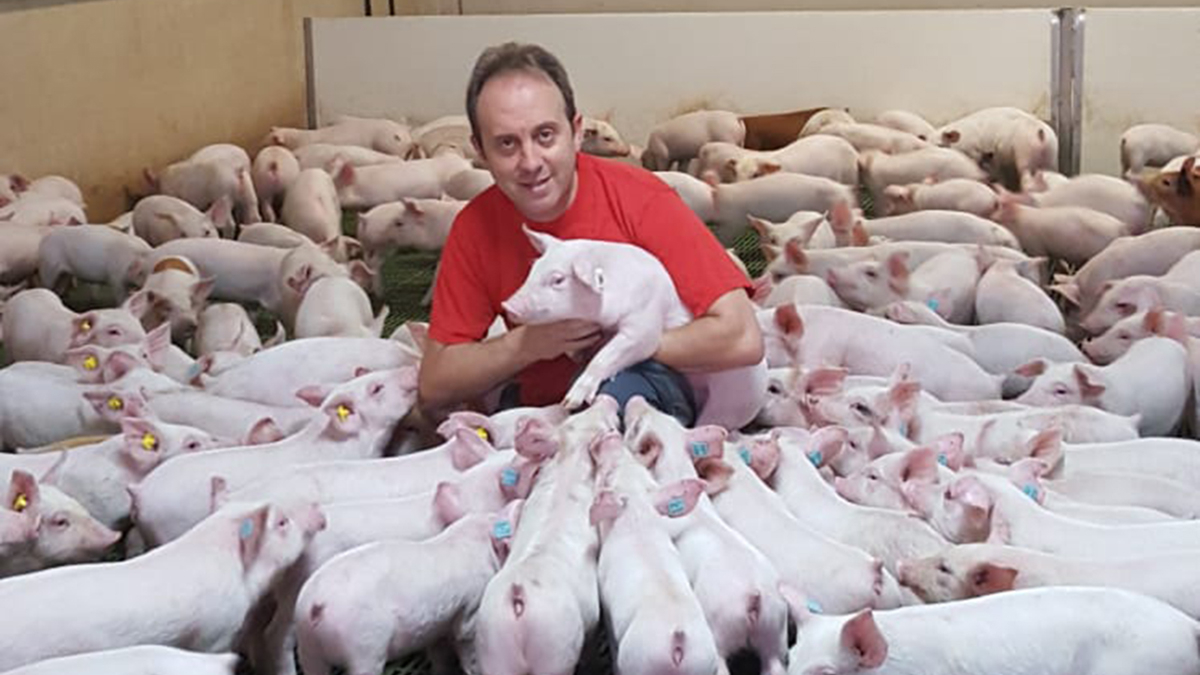 Miguel Ángel Ortiz, en su granja de Langa