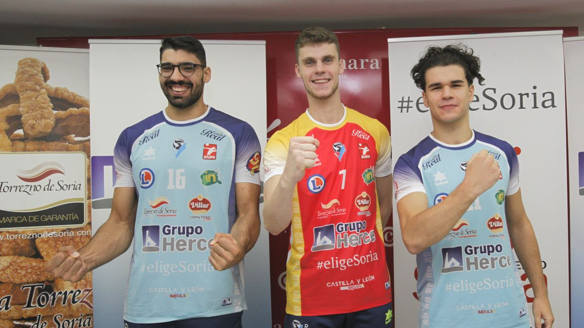 Cunha, Olalla y Sanchís hicieron las veces de modelos para presentar las camisetas del Grupo Herce