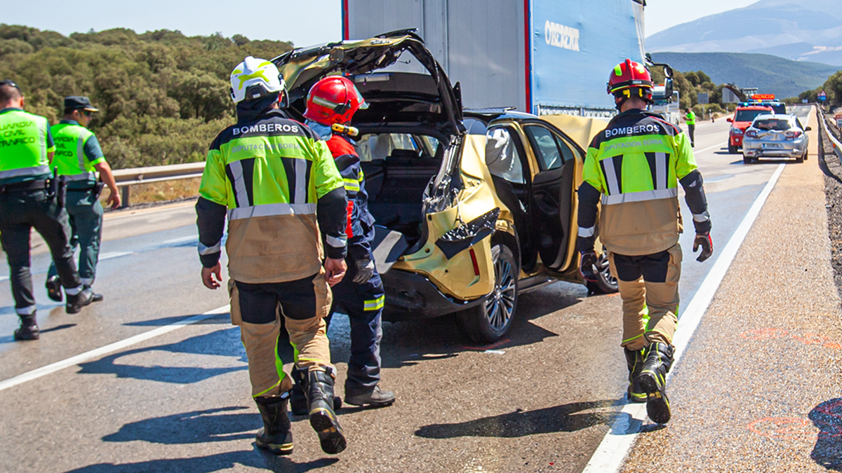 Bomberos trabajando en un accidente.