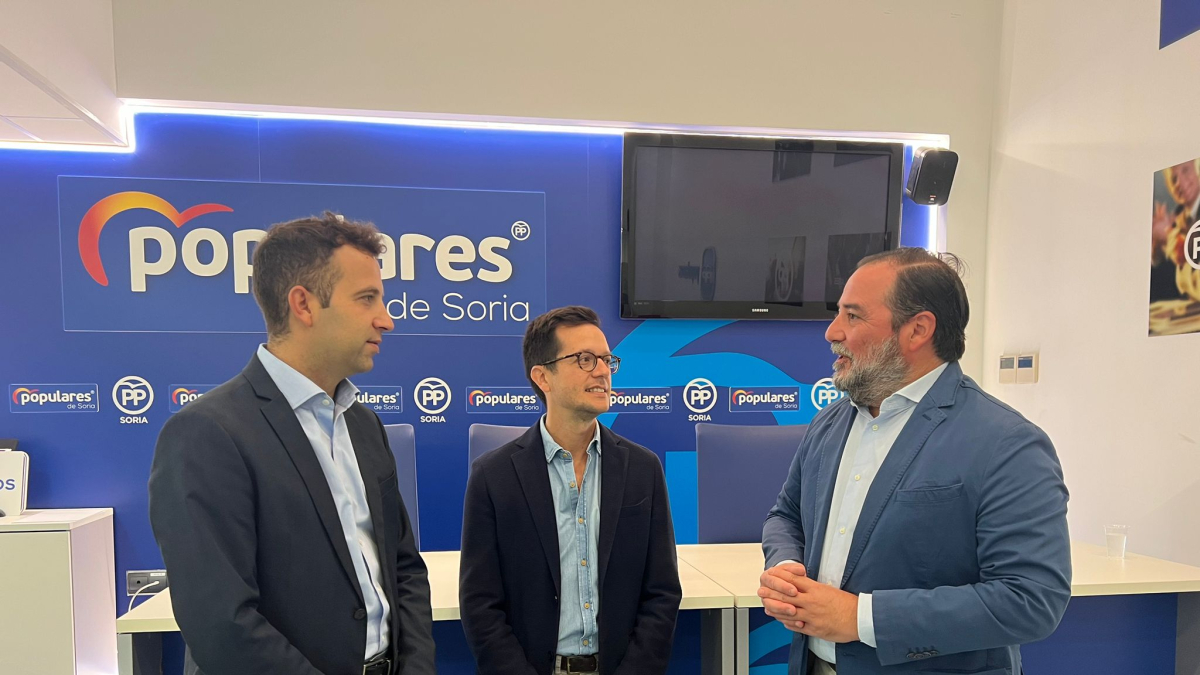 Javier Jiménez, Tomás Cabezón y José Manuel Hernando en la sede del PP de Soria. ahds