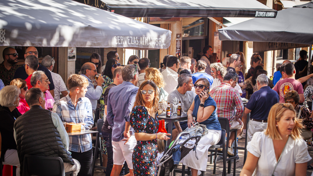 Público en las terrazas de la capital. MARIO TEJEDOR