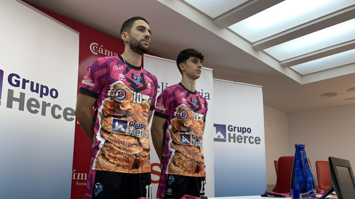 Los líberos Álex San Martín y Rodrigo Jiménez posan con la camiseta del Torrezno de Soria