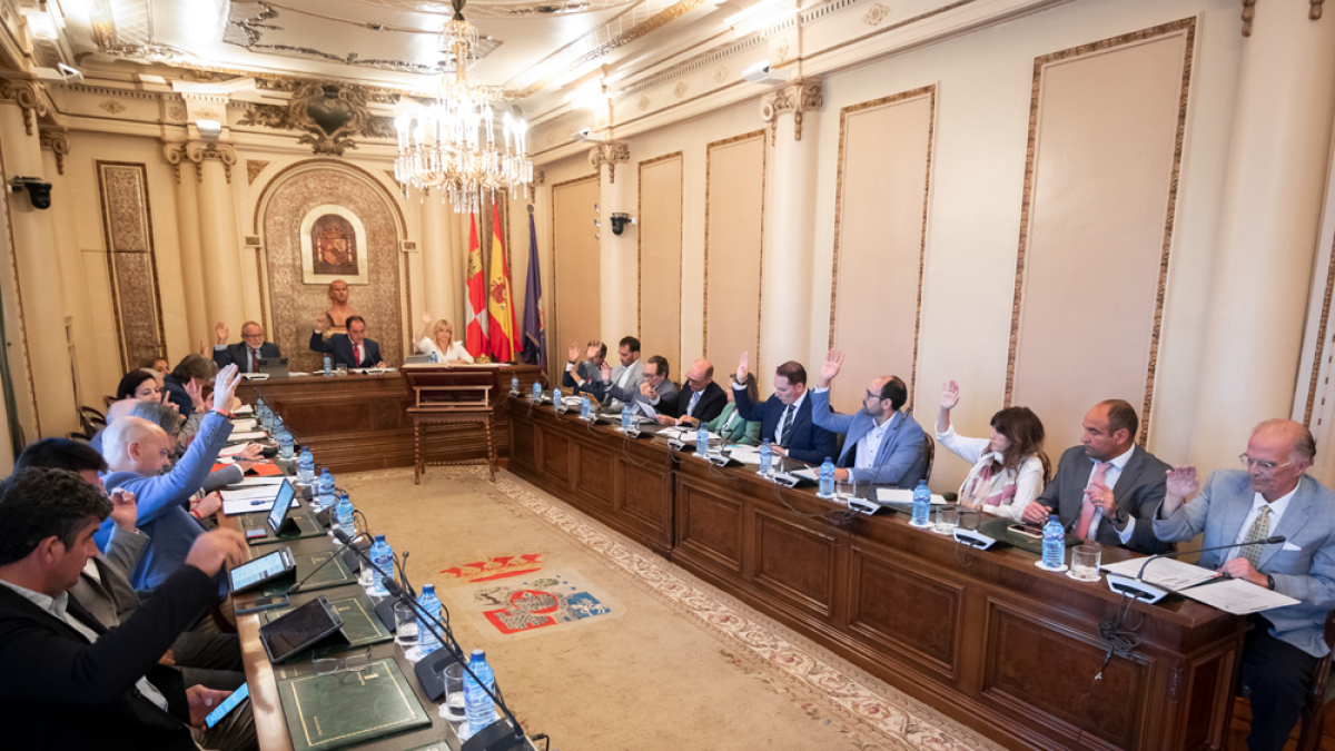 Miembros de la corporación en un pleno de la Diputación Provincial.