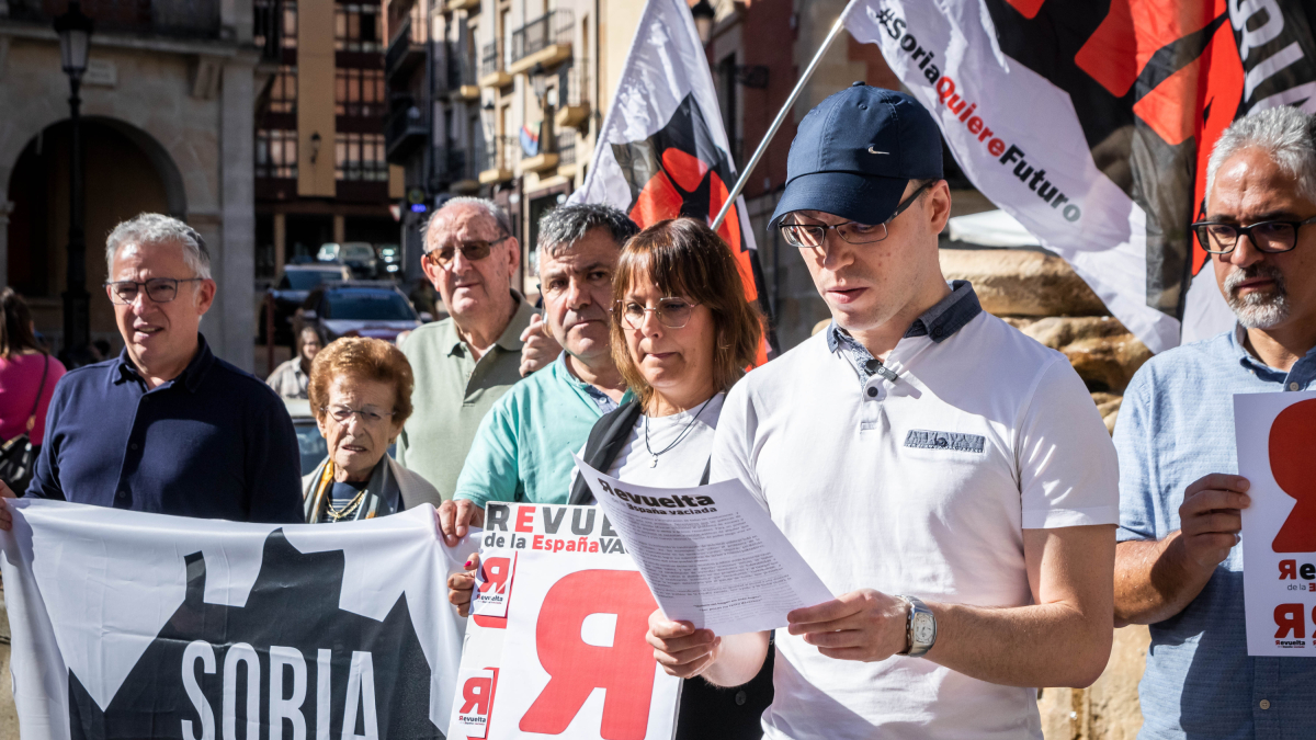 Lectura del manifiesto en la jornada para reclamar vivienda digna en el medio rural, a cargo de Jesús Monge.