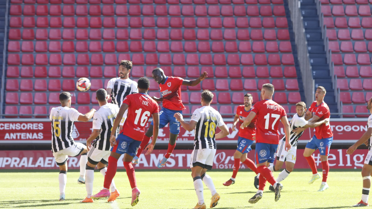 Moustapha en un remate de cabeza en la primera parte que pudo ser el empate a uno.
