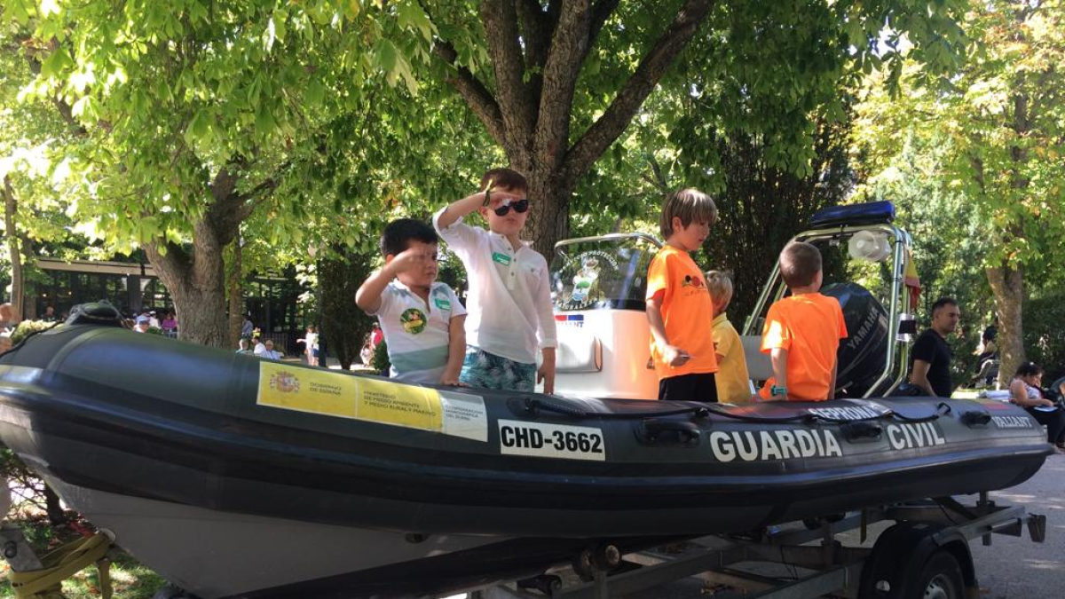 Los más pequeños disfrutaron subiéndose en los vehículos y la barca de la Guardia Civil expuestos.