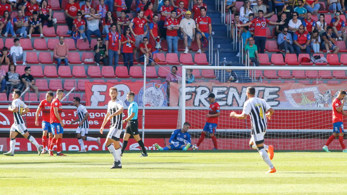 Los jugadores del Badajoz celebran el 0-1 ante el Numancia tras el fallo de Zubiri en defensa.