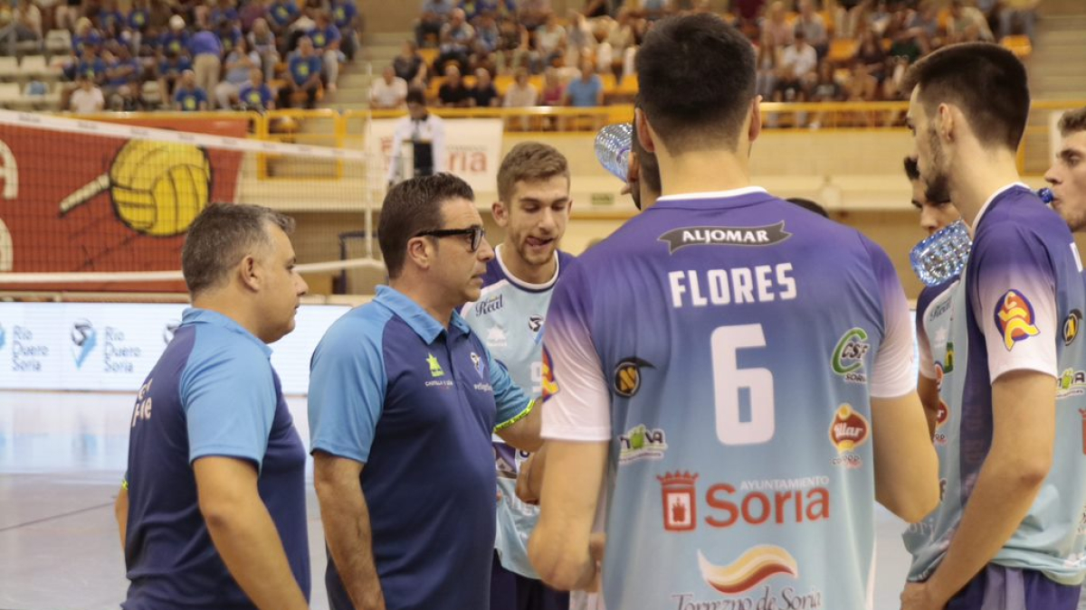 Alberto Toribio en un tiempo muerto durante un partido de su equipo.