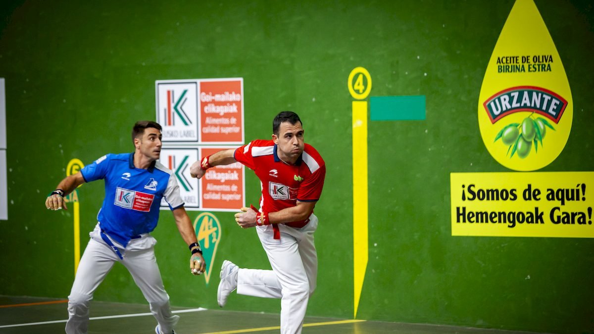 Dos pelotaris durante una exhibición en La Juventud.
