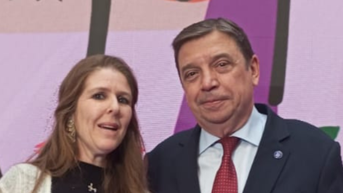María Polo junto al ministro Luis Planas en la entrega del galardón.