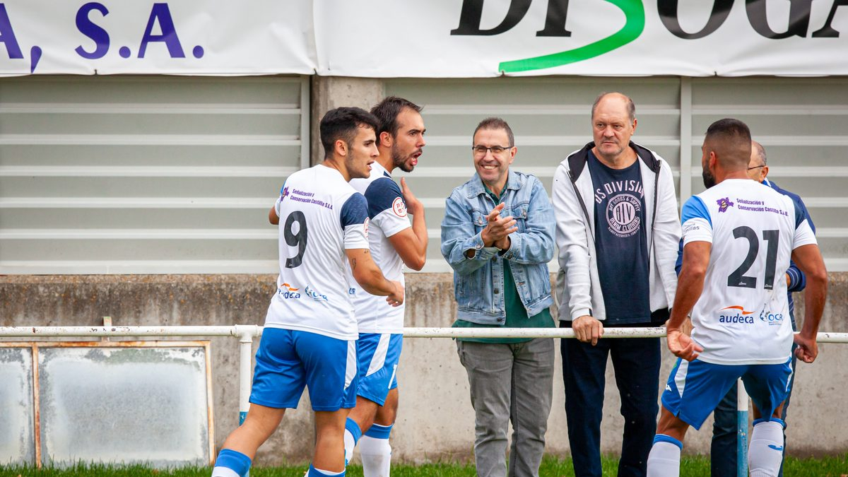 Carlos Elvira ha renovado con la entidad adnamantina.