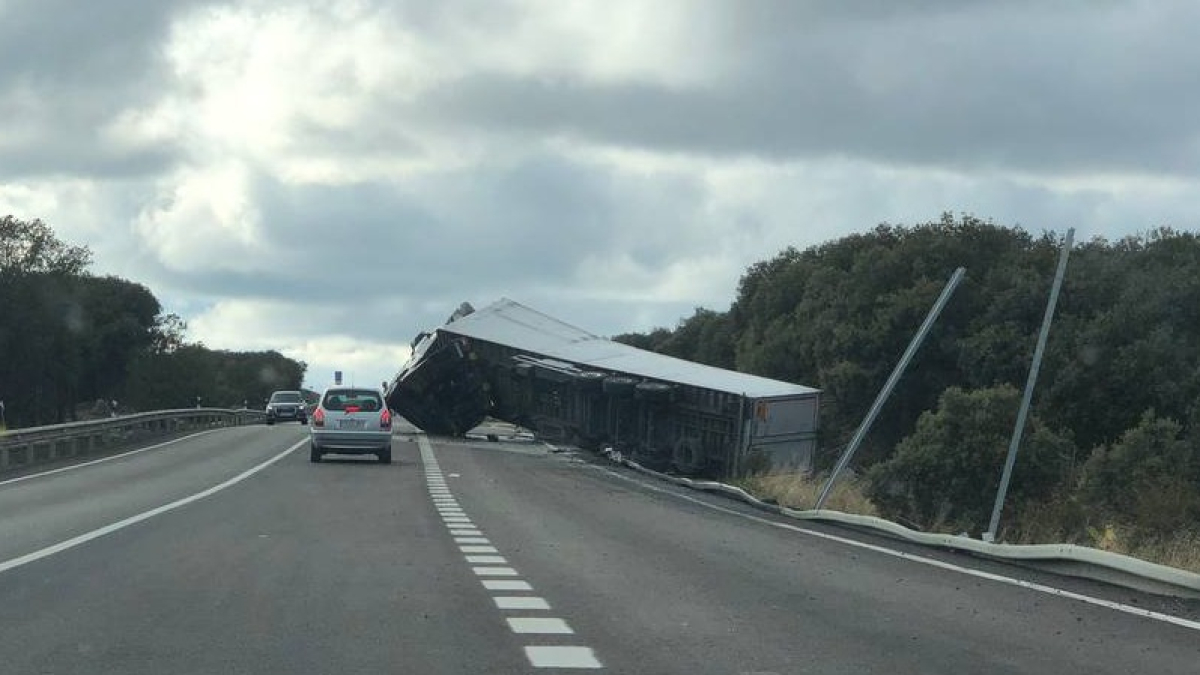 Camión volcado en el Madero.