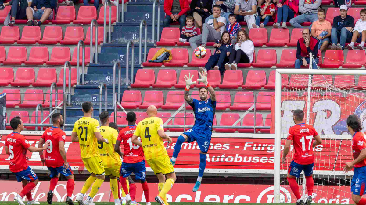 El arquero Dorronsoro es uno de los jugadores que ha renovado con la entidad numantina.