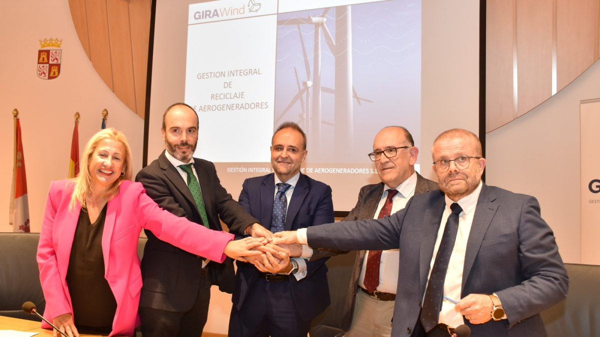 Los representantes de la Junta, EREN, Somacyl, Naturgy y Ruralia tras la firma. HDS