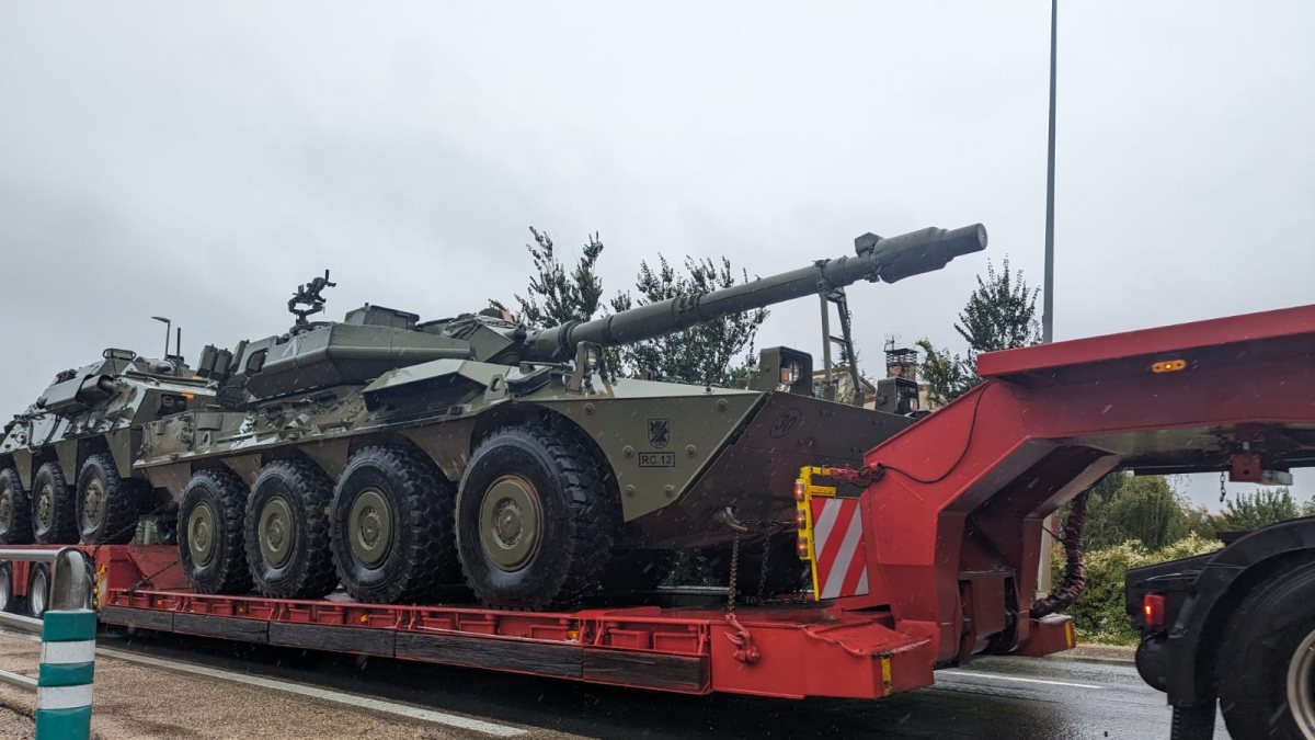 Un camión militar del convoy que sufrió el accidente pasa por Golmayo a las 13.40 horas.