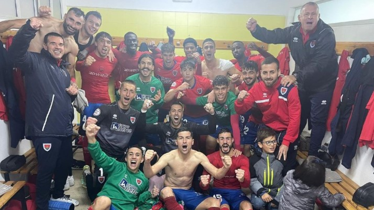 Los jugadores del Numancia celebran el buen resultado ante el Villanovense.