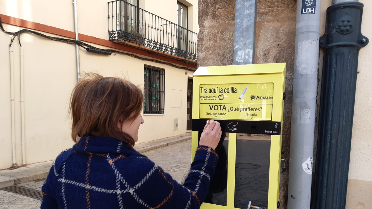 Un original receptor de colillas colocado en Almazán en el que se puede votar por la seta preferida, la de cardo o las 'nícolas', la forma local de denominar al níscalo.