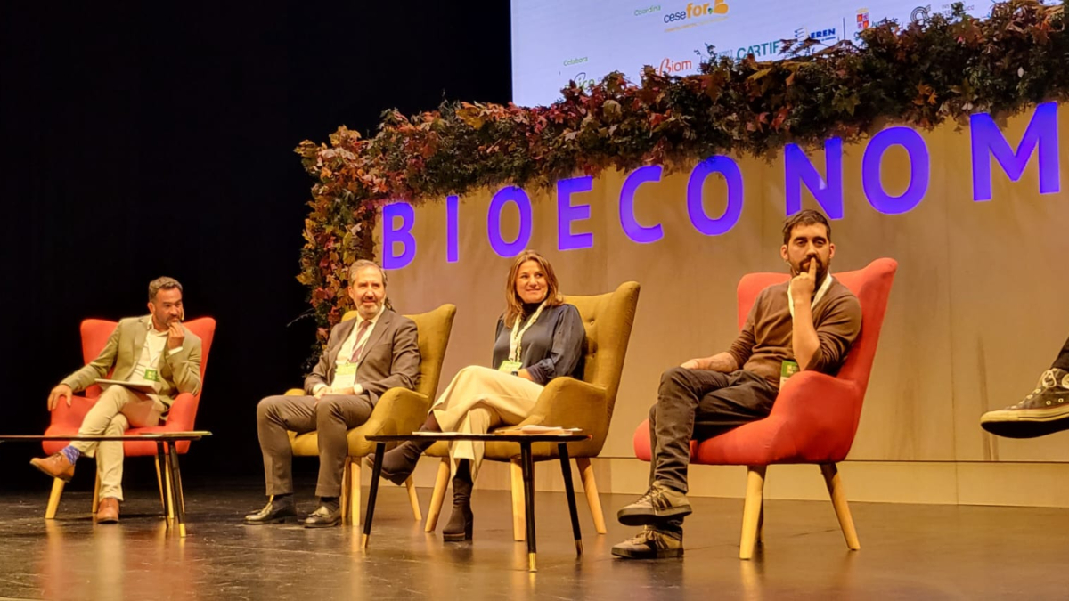 Mesa redonda sobre iniciativas empresariales de éxito.