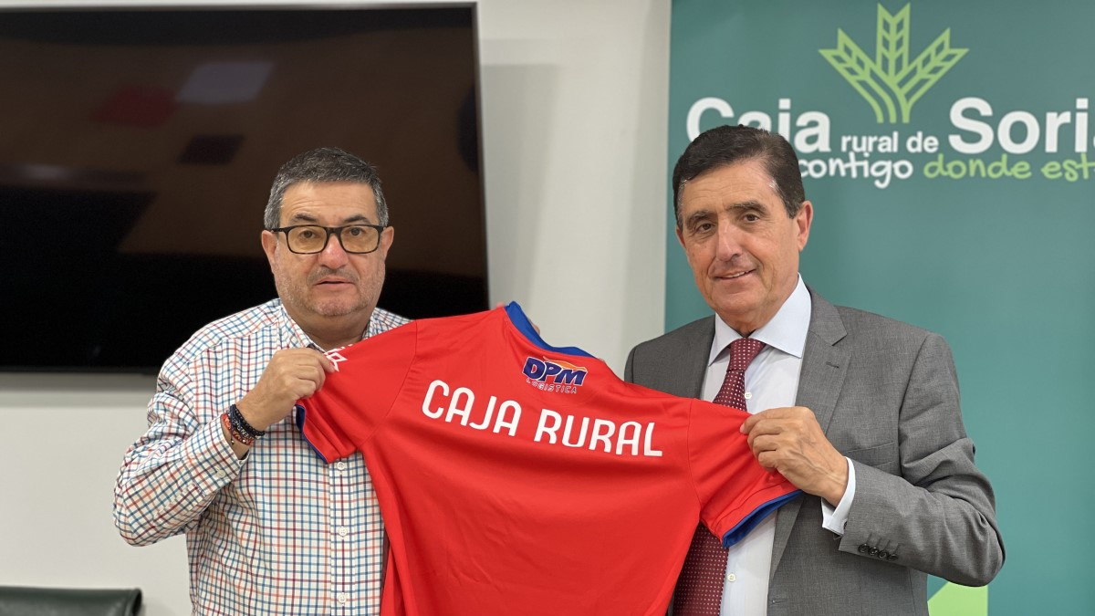 Santiago Morales y Carlos Martínez Izquierdo sostienen una camiseta del CD Numancia.