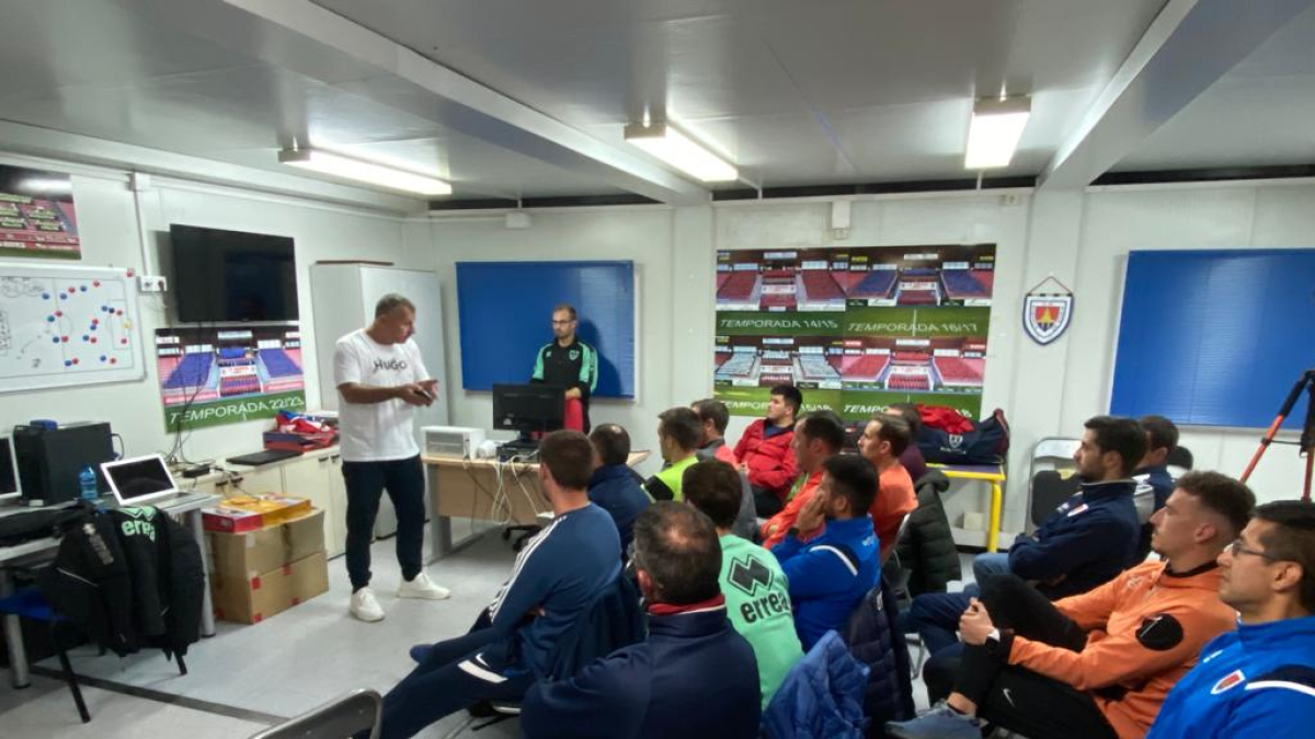 Javi Moreno en la charla con los técnicos del fútbol base numantino.