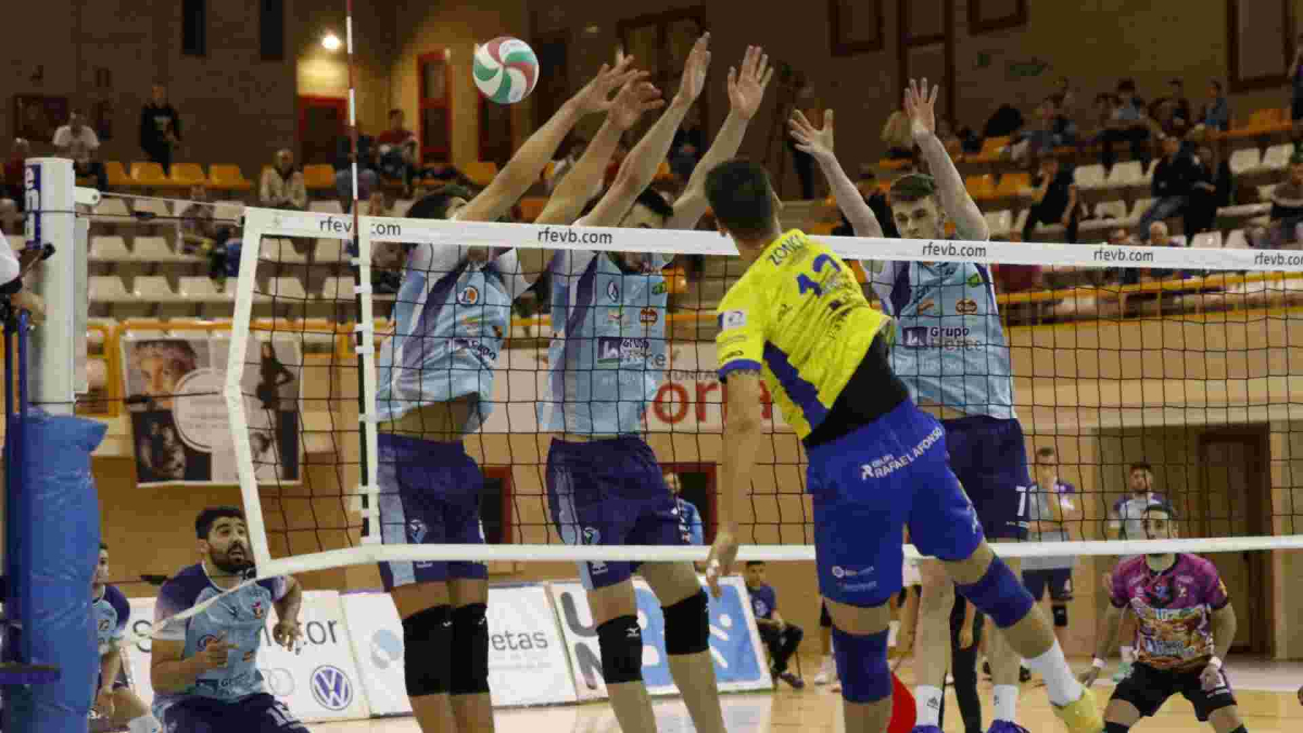 Triple bloqueo del Grupo Herce a Paolo Zonca en el partido ante Guaguas.