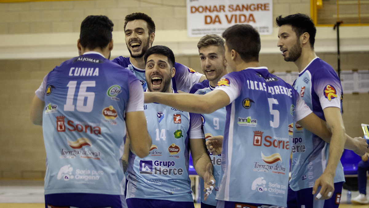 Los jugadores del Grupo Herce celebran la victoria ante Teruel.