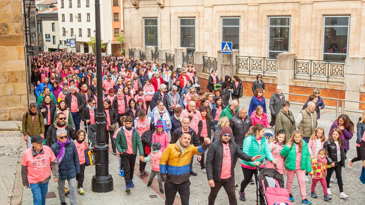 La marea rosa por las calles de Soria