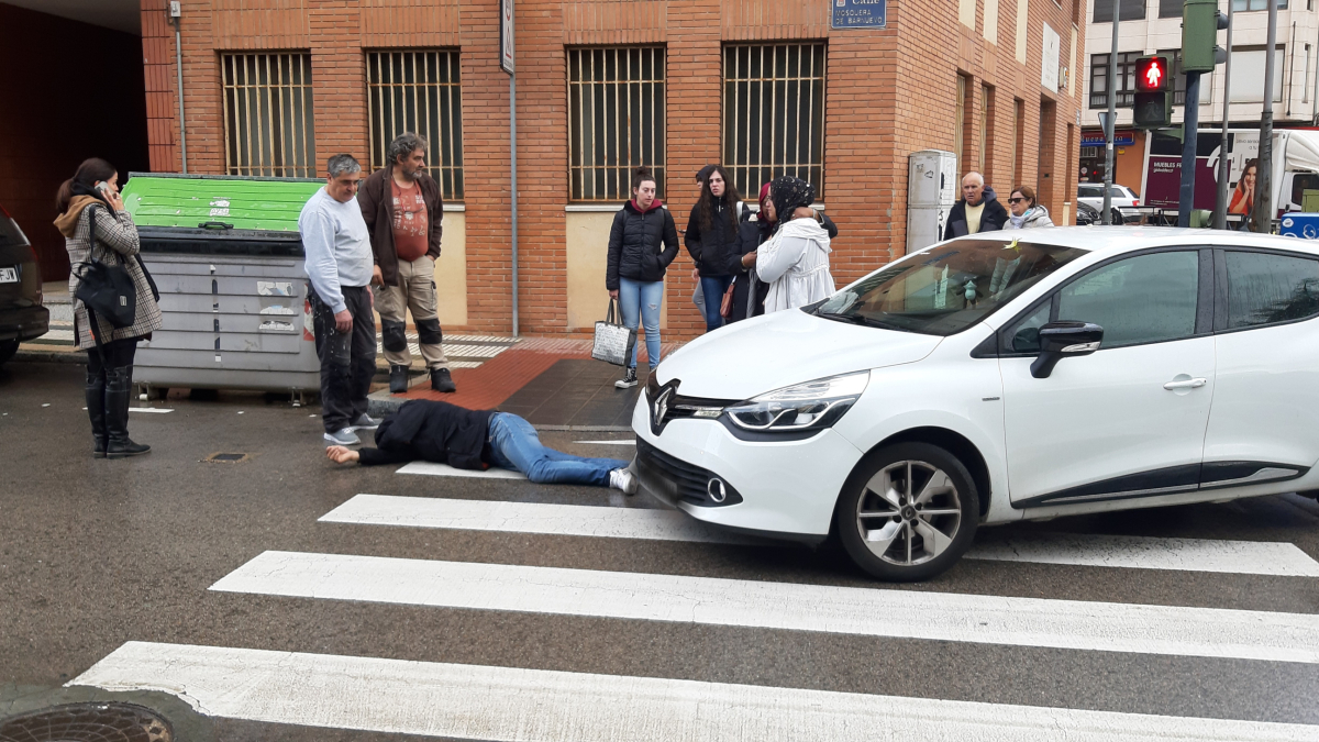 La persona atropellada ha quedado tendida en el paso de cebra.