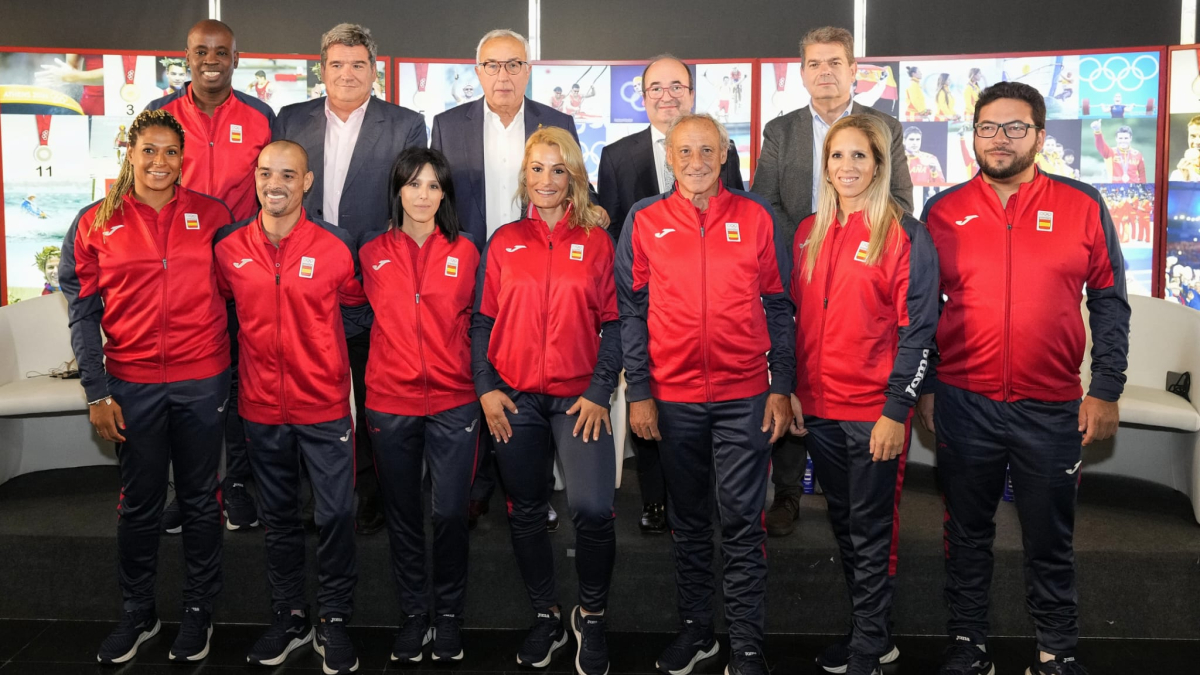 Foto de familia de los embajadores junto a las autoridades. COE