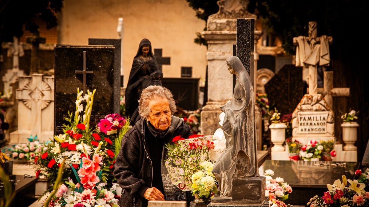 Ofrendas y oraciones en el cementerio
