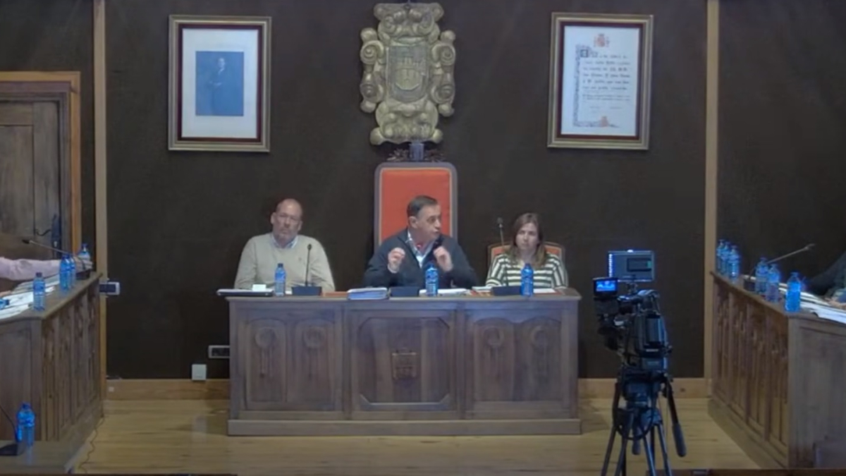 El alcalde, Antonio Pardo, en el centro de la mesa en el salón de plenos.