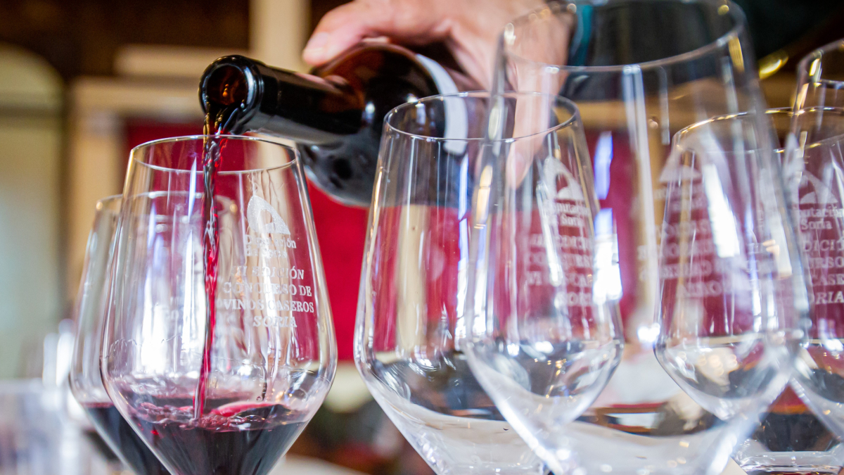 Copas a punto de ser servidas con vino tinto.