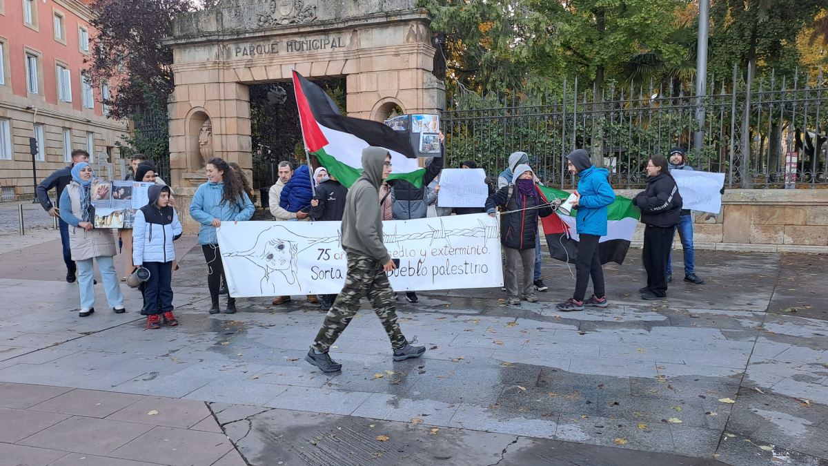 Manifestantes esta tarde en la plaza Mariano Granados, de Soria.