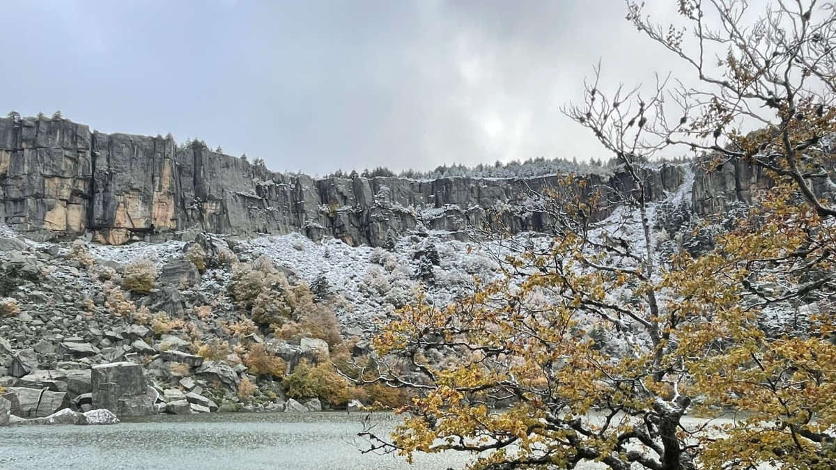 La Laguna Negra recibe un primer velo de nieve en este otoño de 2023.