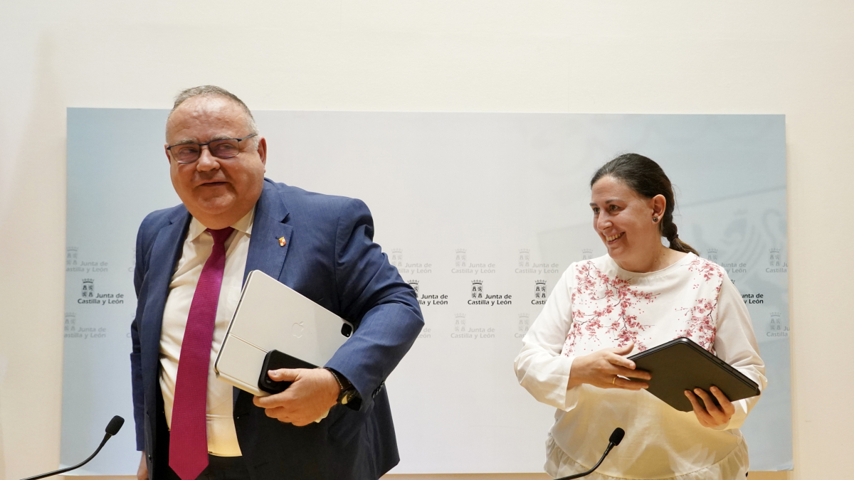 El consejero de Sanidad, Alejandro Vázquez, y la directora de Salud Pública, Sonia Tamames.
