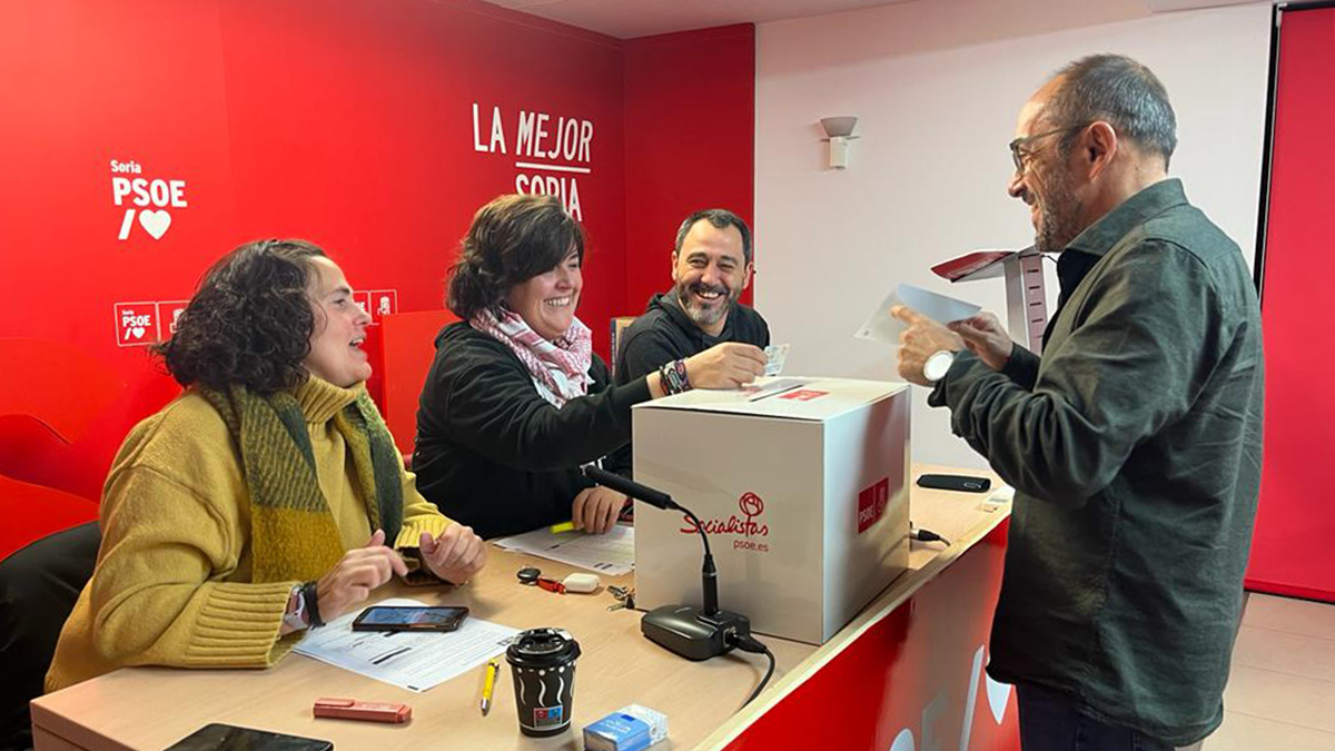 Luis Rey vota en la consulta socialista. - HDS