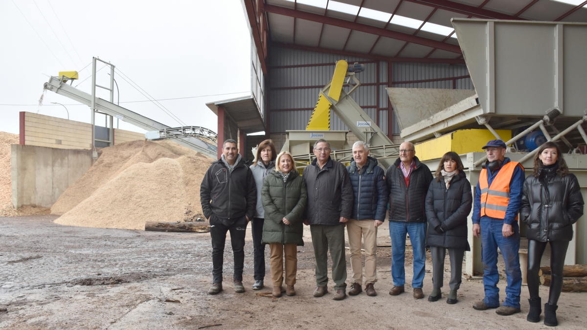 Autoridades y empresarios en la visita a Astilladora del Duero.
