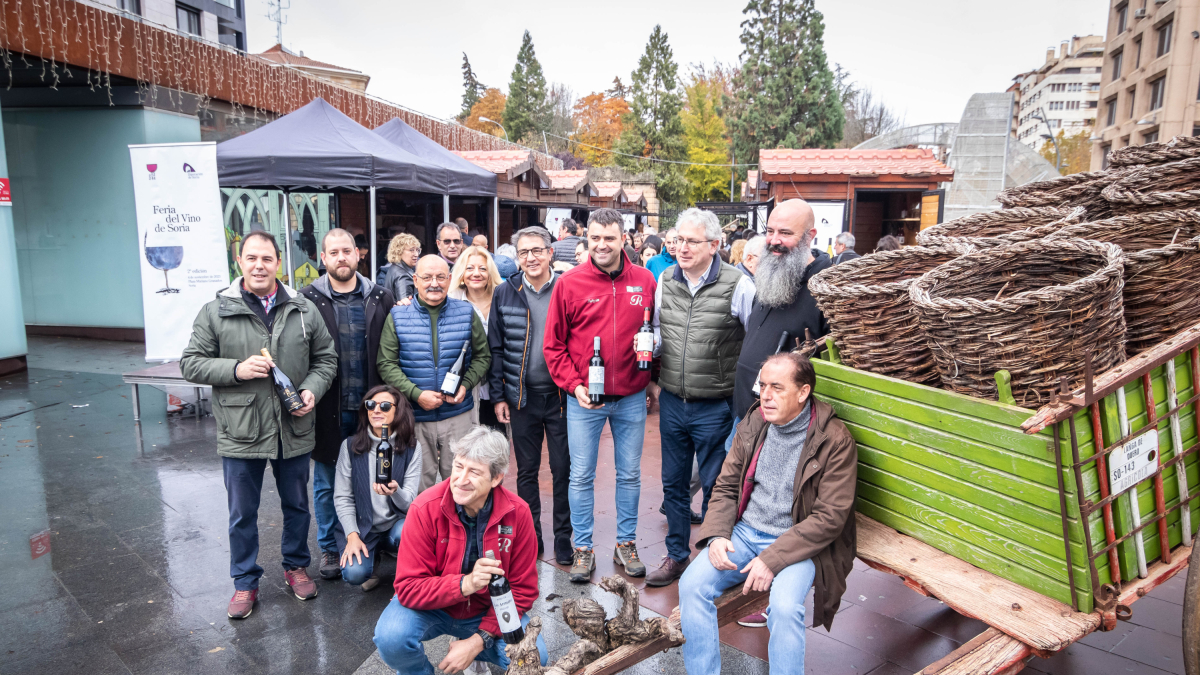 Foto de familia de la II Feria del Vino celebrada en la plaza Mariano Granados.