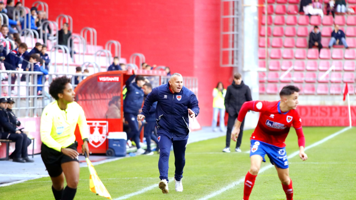 Javi Moreno en la línea de banda de Los Pajaritos como casi un jugador más.