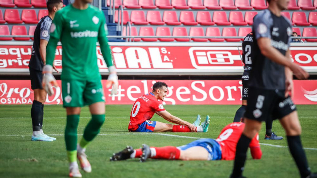El Numancia no acaba de conseguir el mejor rendimiento cuando juega en Los Pajaritos, en la imagen Carlos González y Lupu.