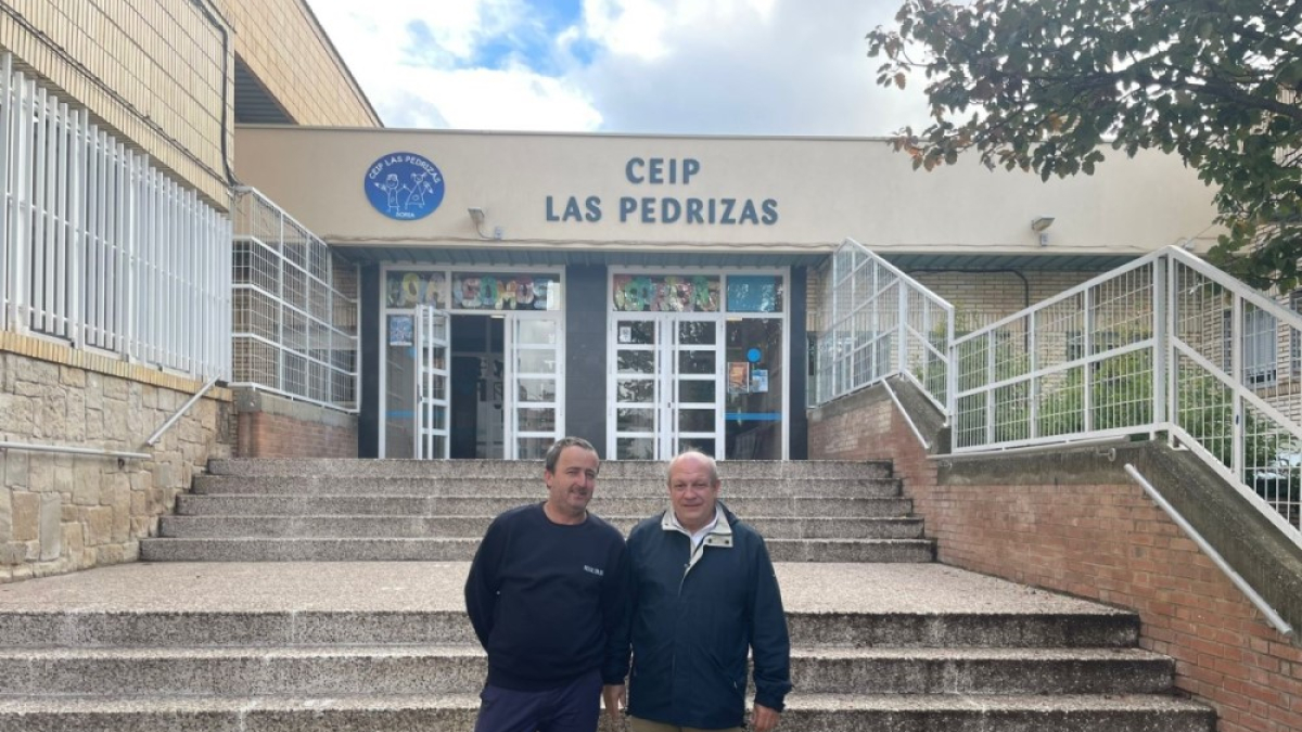 Ángel Sáinz, responsable Comercial de Rebi y David Ortega, responsable técnico de Conexiones, ante el CEIP Las Pedrizas.