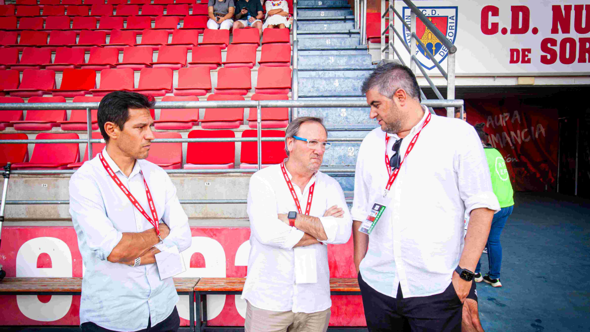 Álex Huerta junto con el director general Eduardo Rubio y el responsable de marketing Javier del Pino.