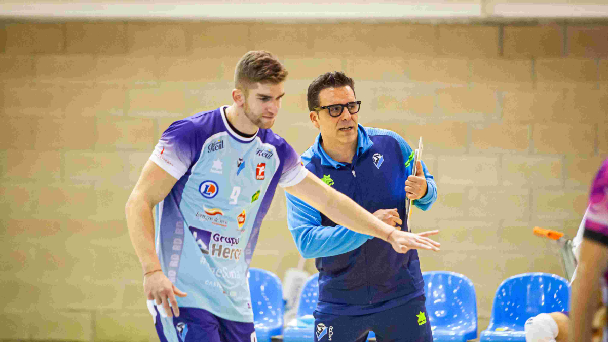 Toribio da indicaciones a Pepe Villalba en un encuentro de esta temporada.