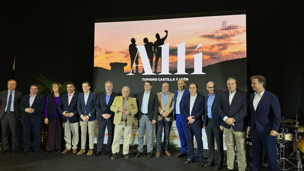 Benito Serrano junto al presidente de la Junta, Alfonso Fernández Mañueco y otras autoridades ayer en Intur.